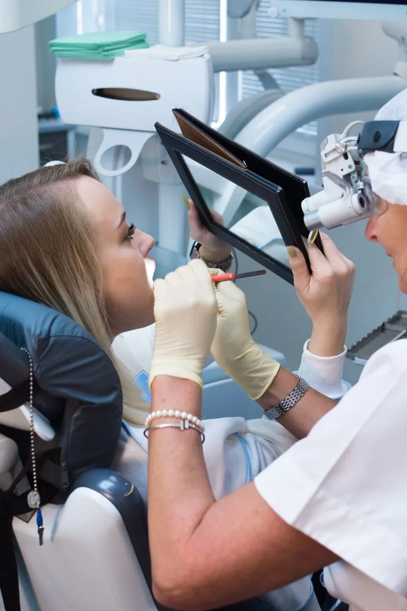 Пациент смотрит в зеркало