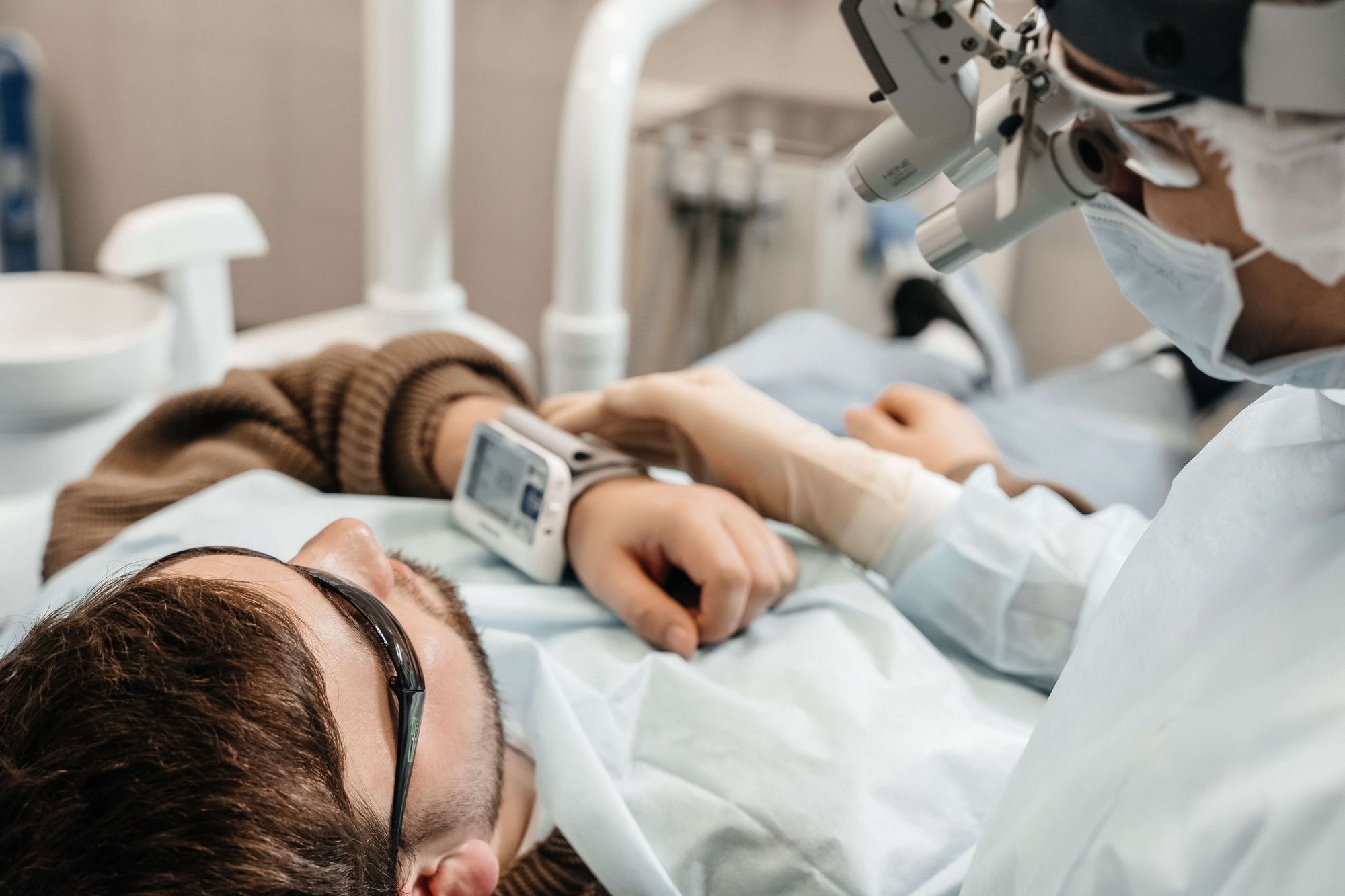 udalenie-zuba-s-odnomomentnoj-implantaciej